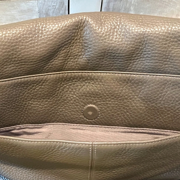 Rare Ecco Unisex Ely Grey Pebbled Leather Messenger Bag is Pristine - Picture 6 of 16